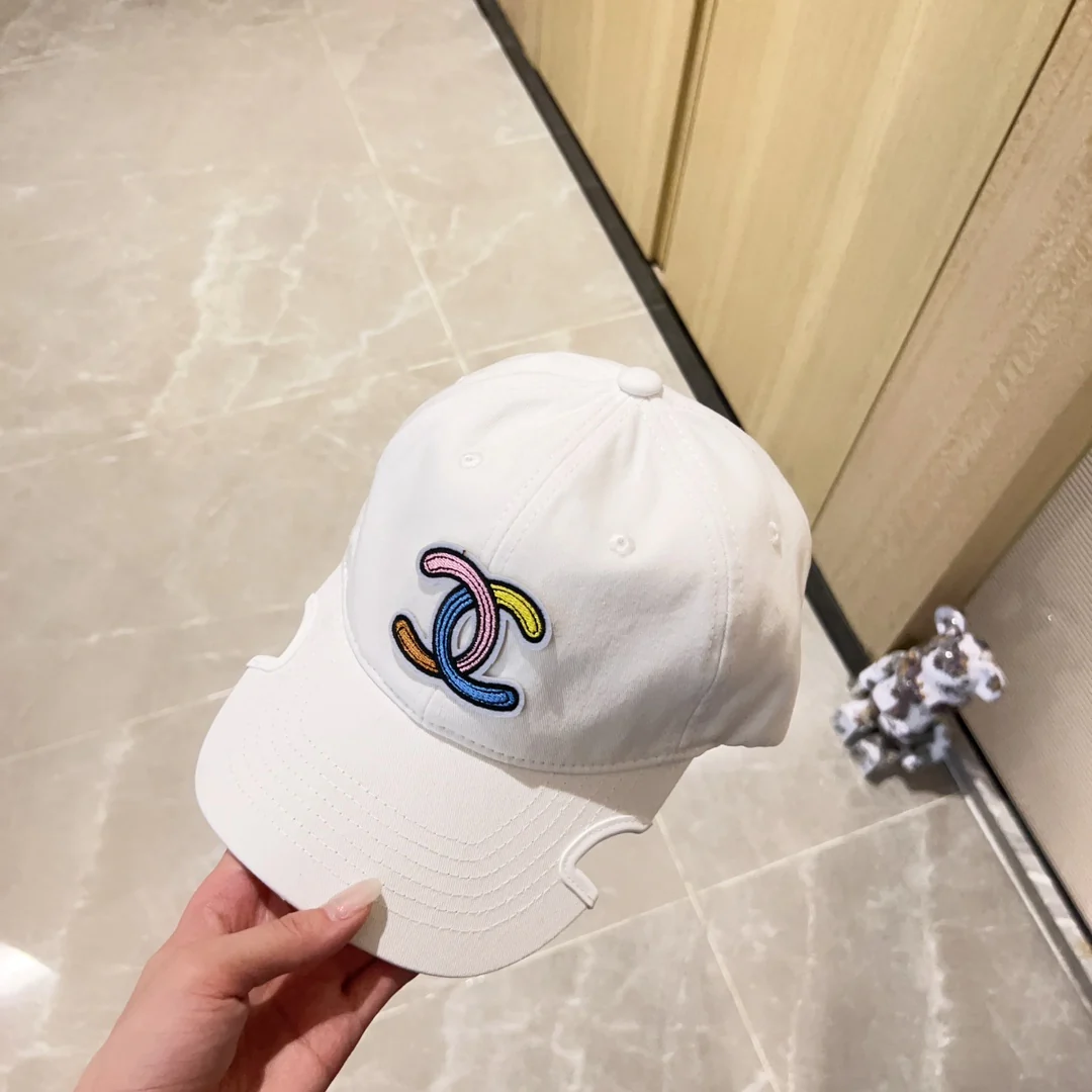 Новинка сезона весна/лето 2023 от Chanel - Бейсболка с неровным козырьком - Белая