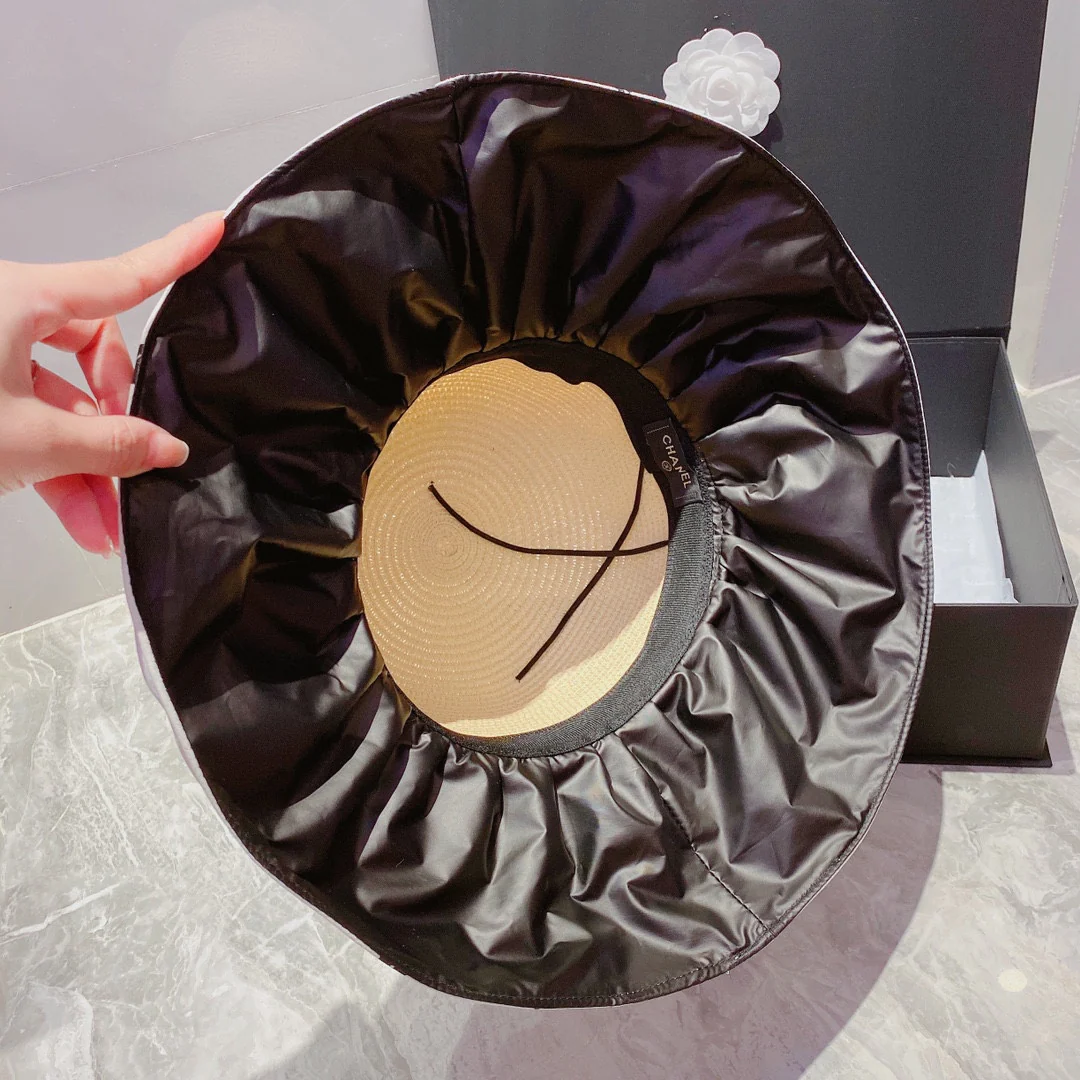 Chanel - Шляпа-бабочка в стиле пэчворк, широкая, из ткани, устойчивой к УФ-излучению.