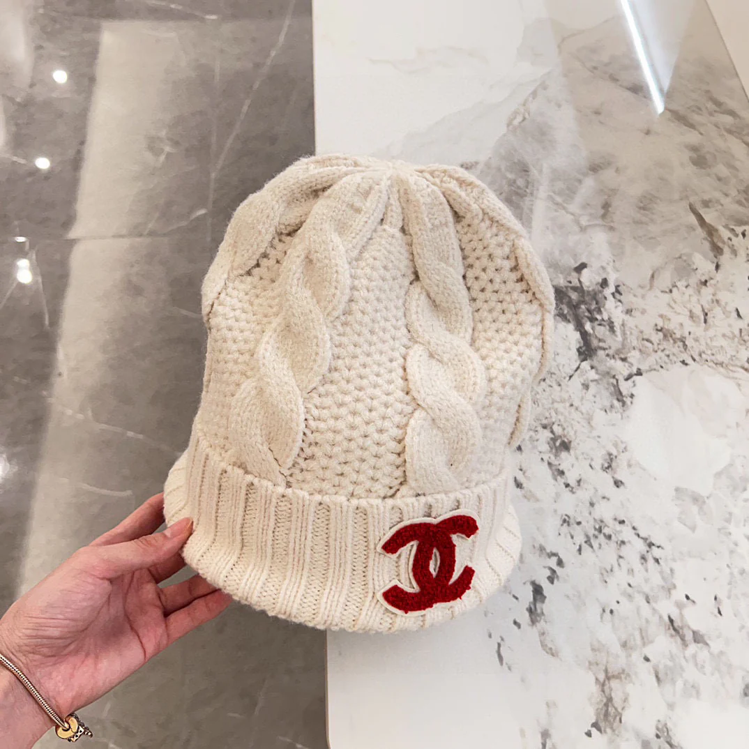 Вязаная шапка Chanel косами – кремового цвета