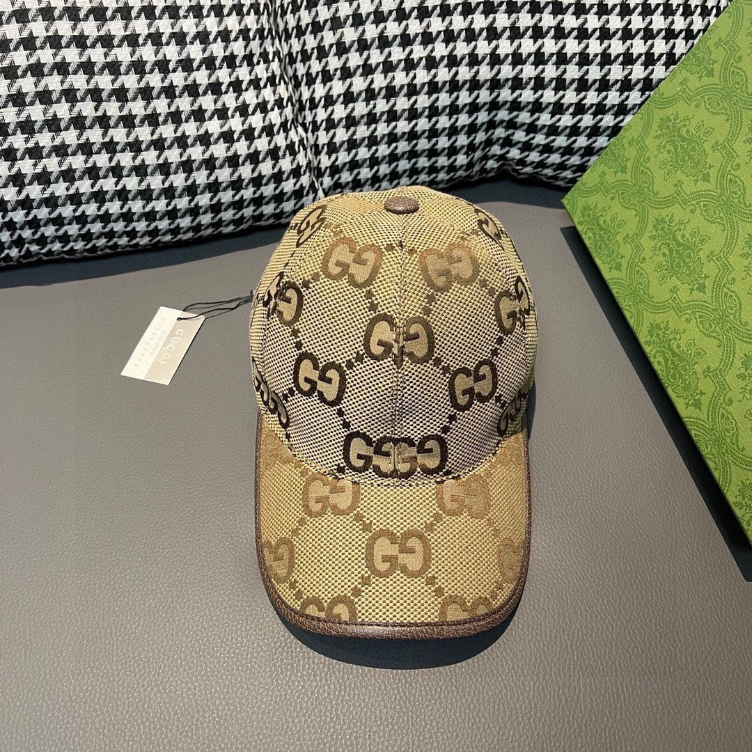 Бейсболка с логотипом Gucci — верблюжьего цвета.