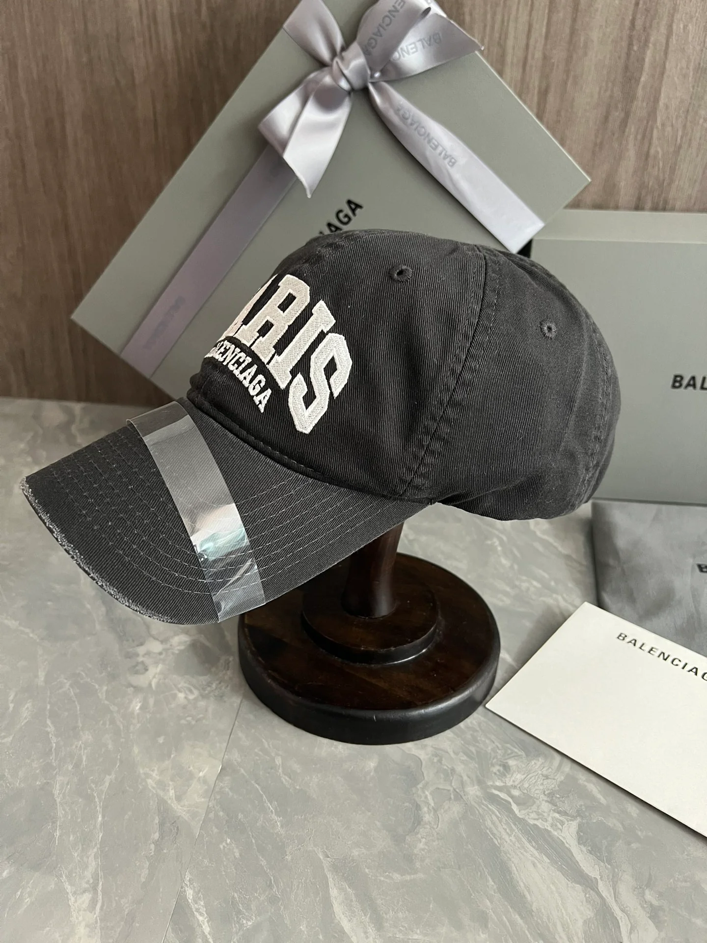 Balenciaga - Бейсболка в стиле ретро City Collection с эффектом потертости - Черная