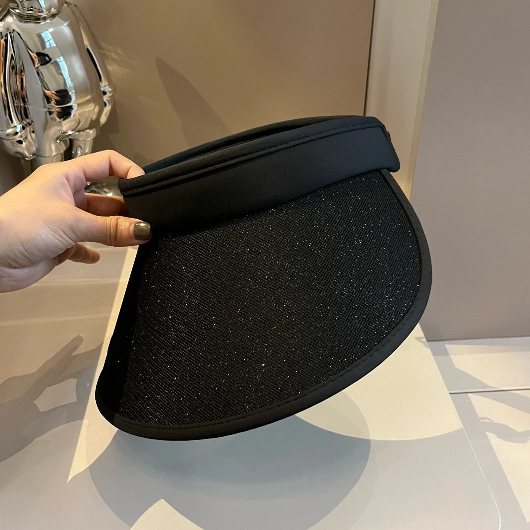 Минималистичная солнцезащитная шляпа Chanel с простой надписью - черная