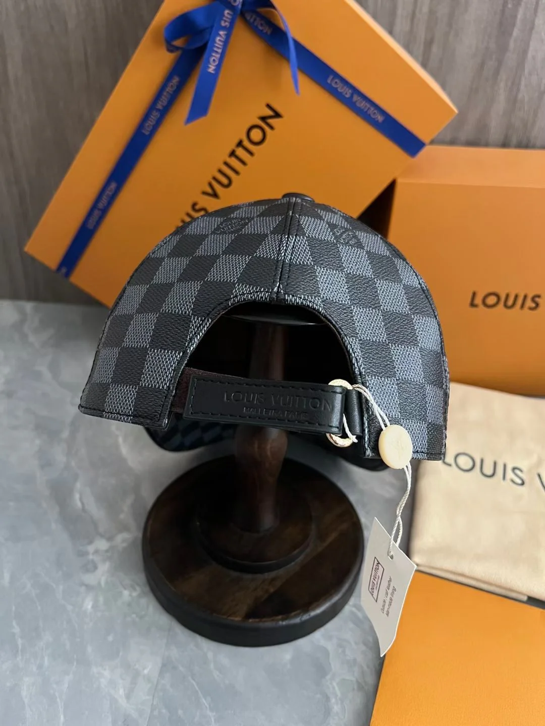 Классическая кожаная бейсболка LV в клетку - черная