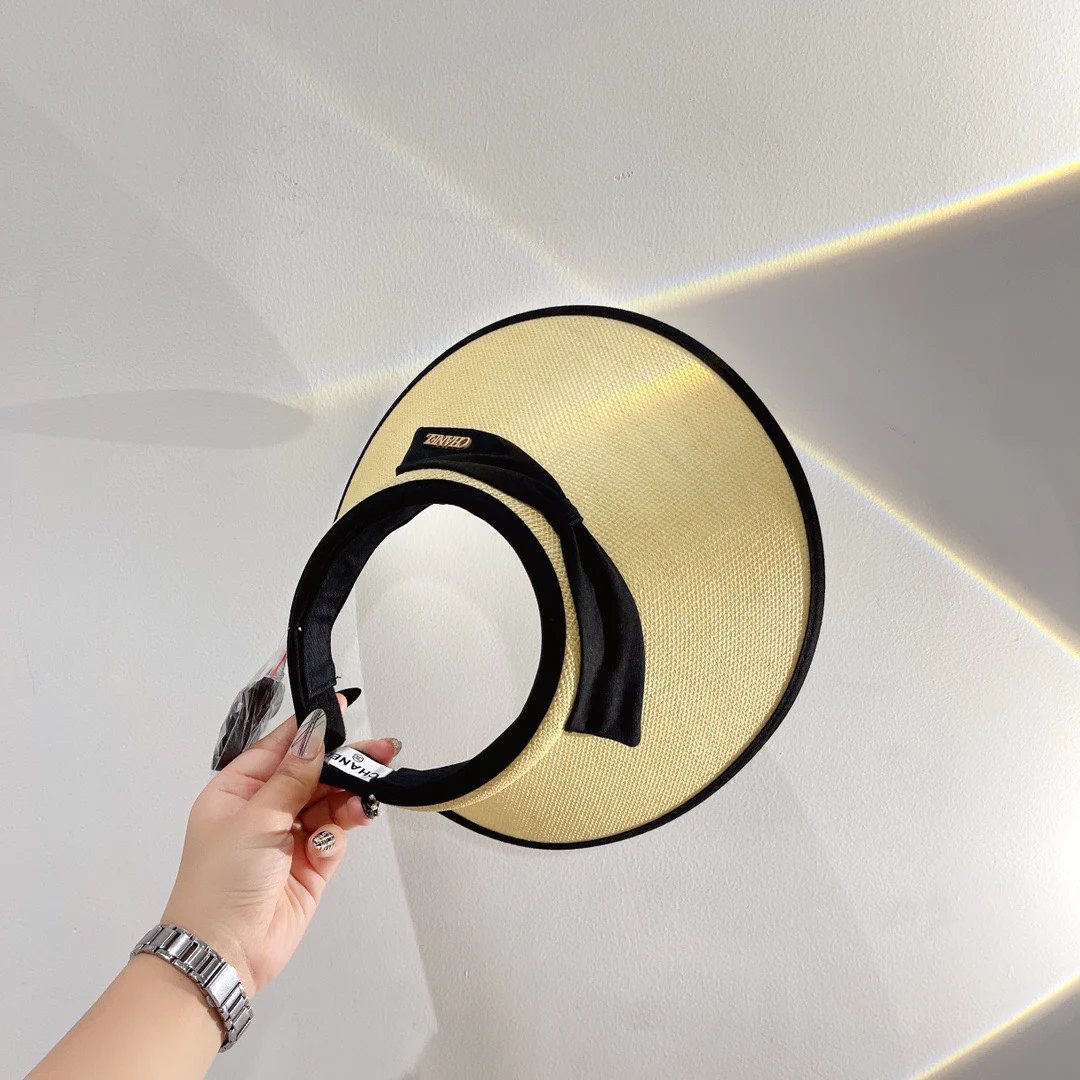 Соломенная шляпа от солнца Chanel 2022 года - с открытой шириной.