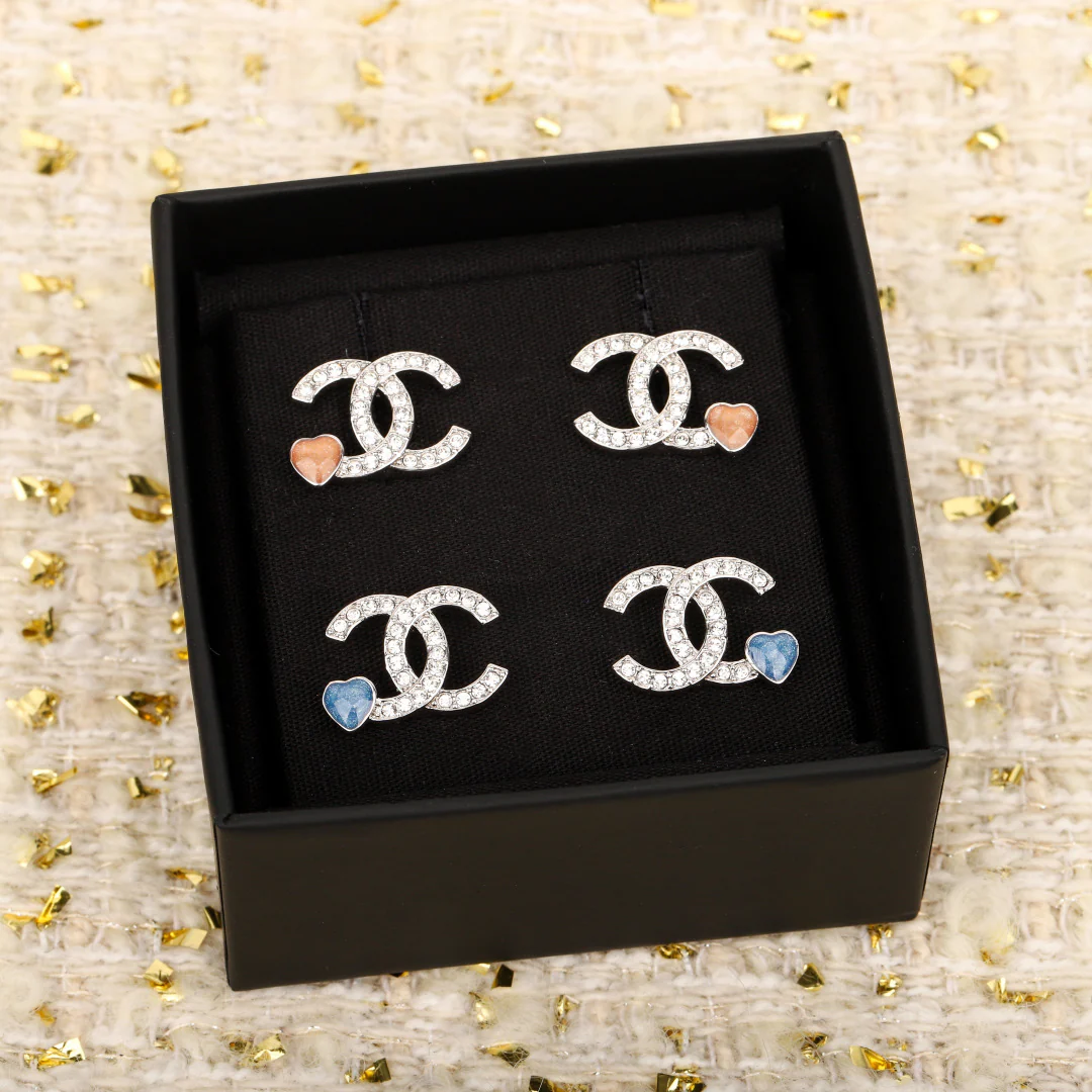 Chanel - Розовые серьги в форме сердца с двойной буквой С (25 пенсов)