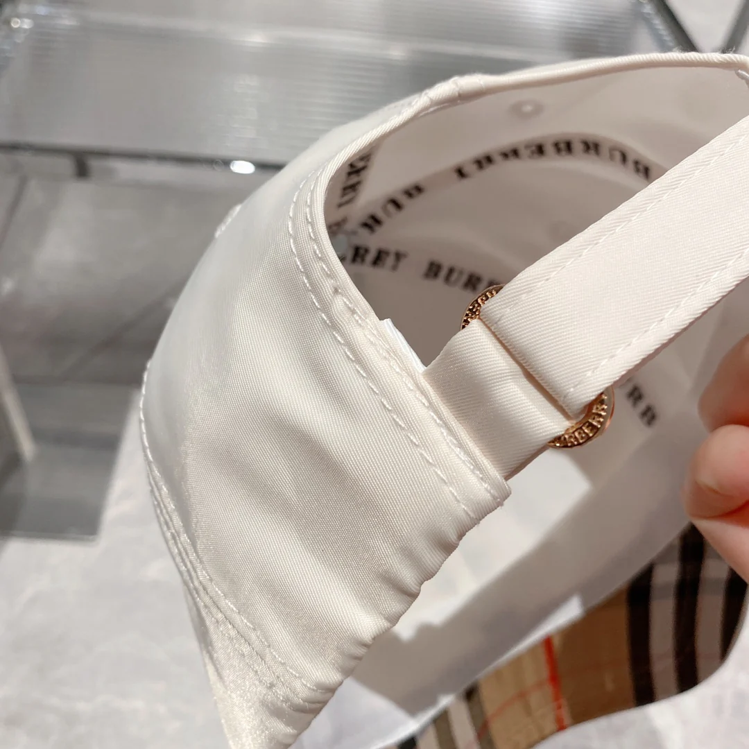 Новинка сезона весна/лето 2023 от Burberry - глянцевая бейсболка TB, белая.