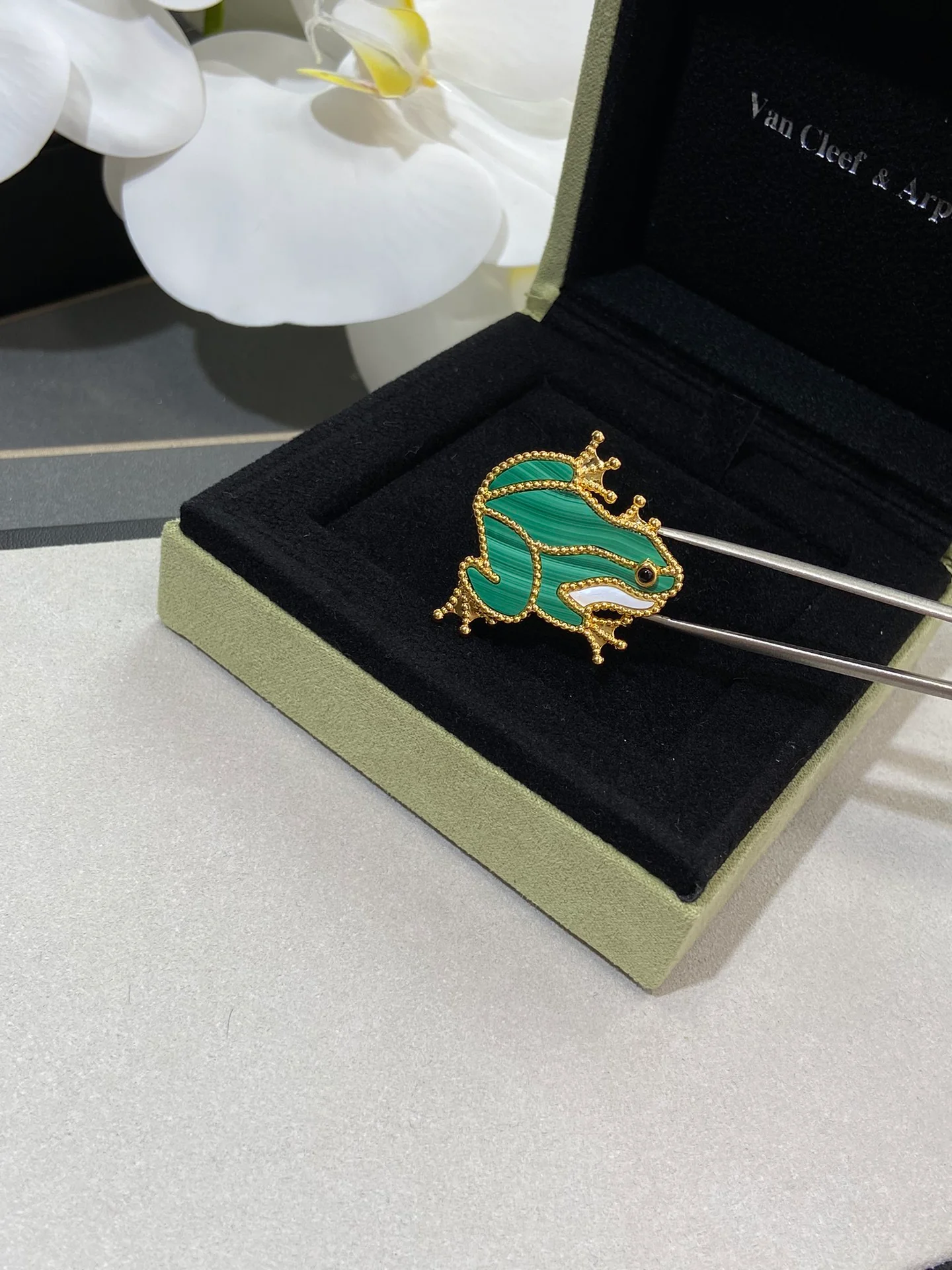 Van VS - Брошь 004