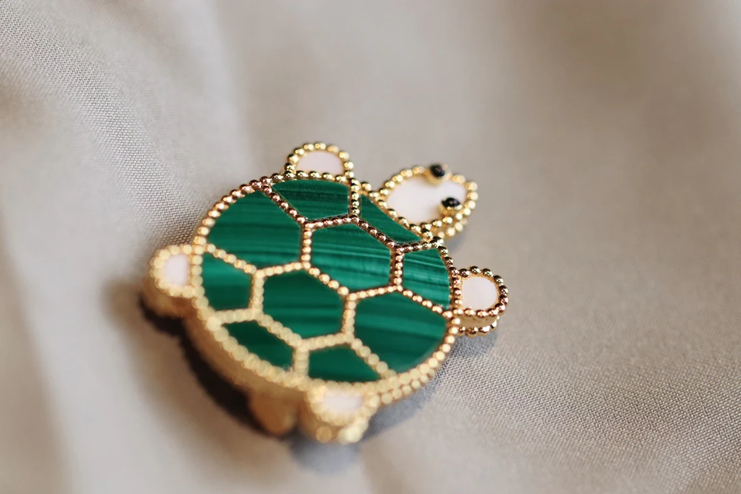 Van Véck - Брошь 017