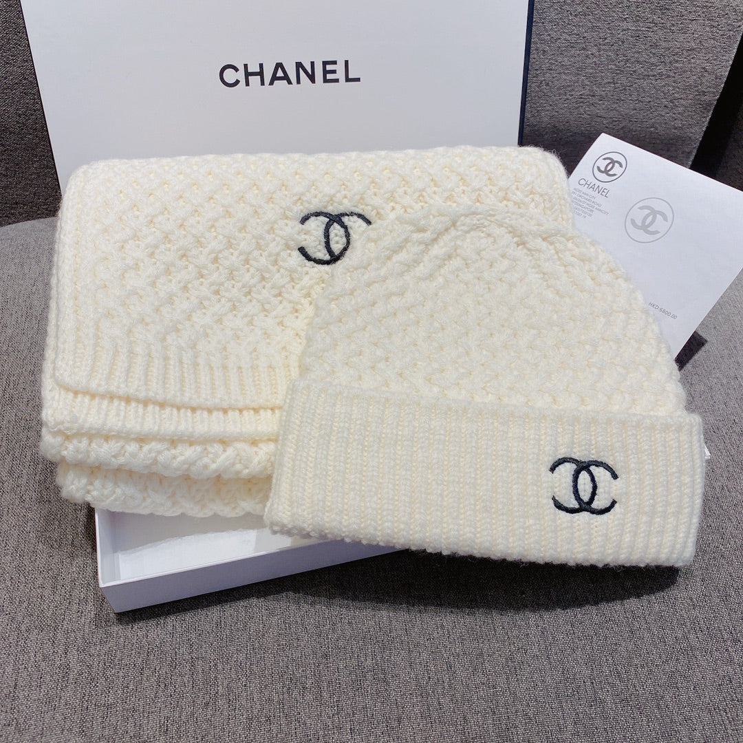 Chanel - Комплект из шерстяной вязаной шапки и шарфа - Белый