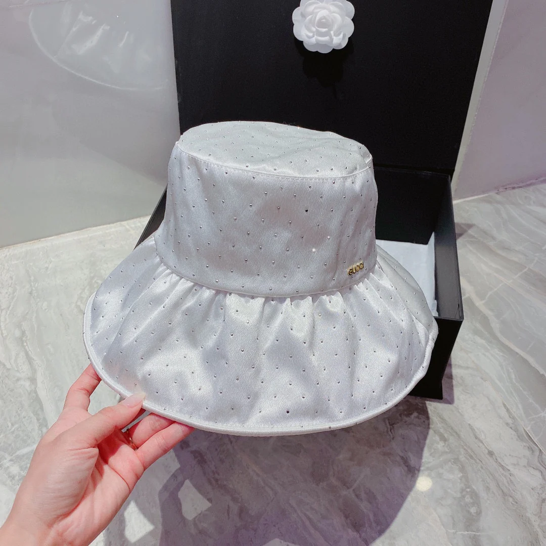 Атласная панама Gucci — высококачественные стразы, закрепленные методом термофиксации — регулируемая, складная, удобная для переноски.