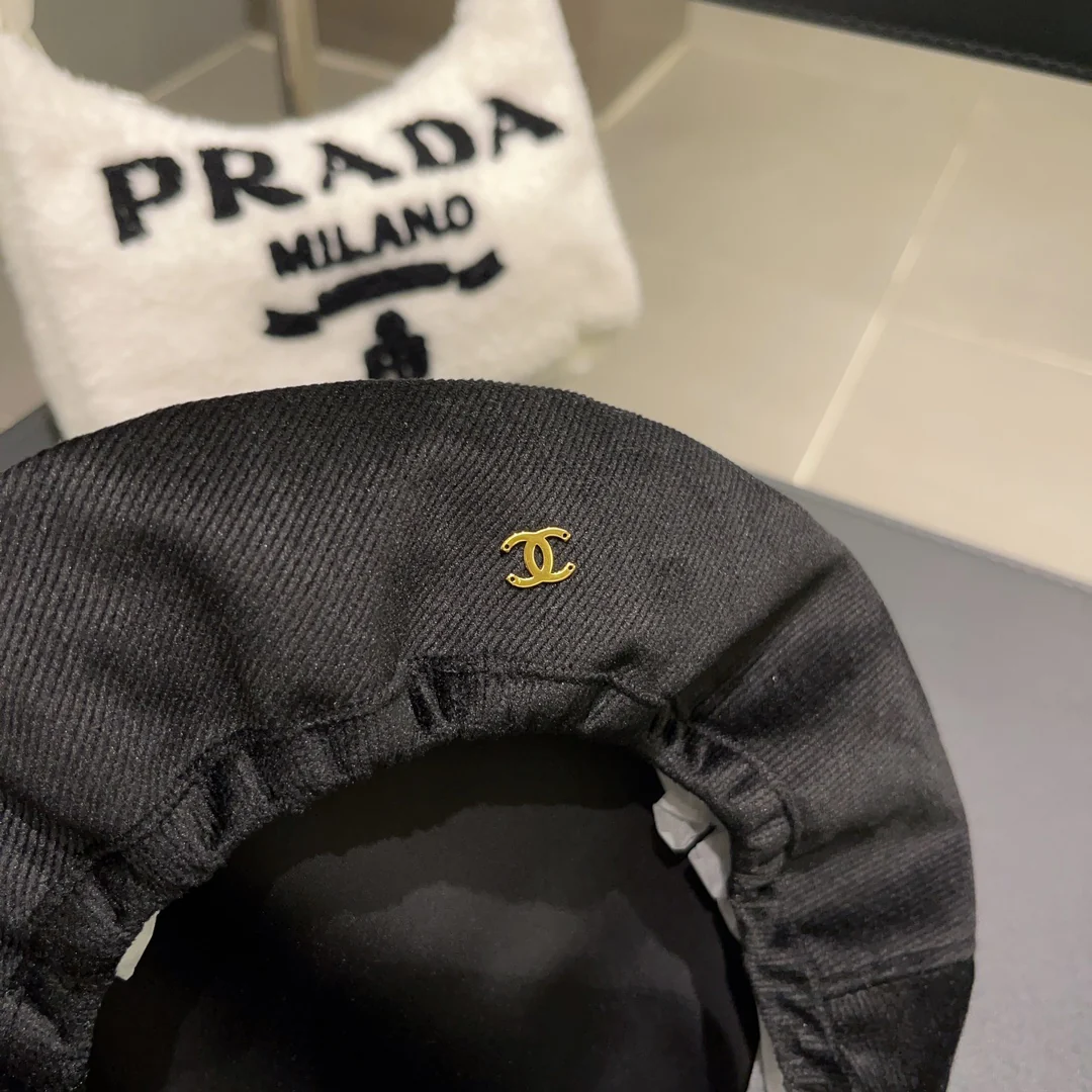 Вельветовый берет Chanel - черный