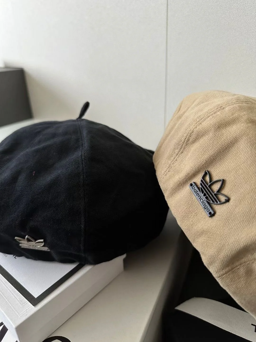 Balenciaga - Сотрудничество с Adidas - Ретро-мастерский однотонный берет