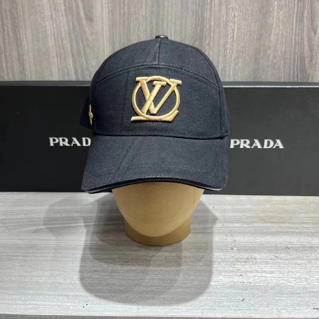 Бейсболка LV с вышивкой - 1