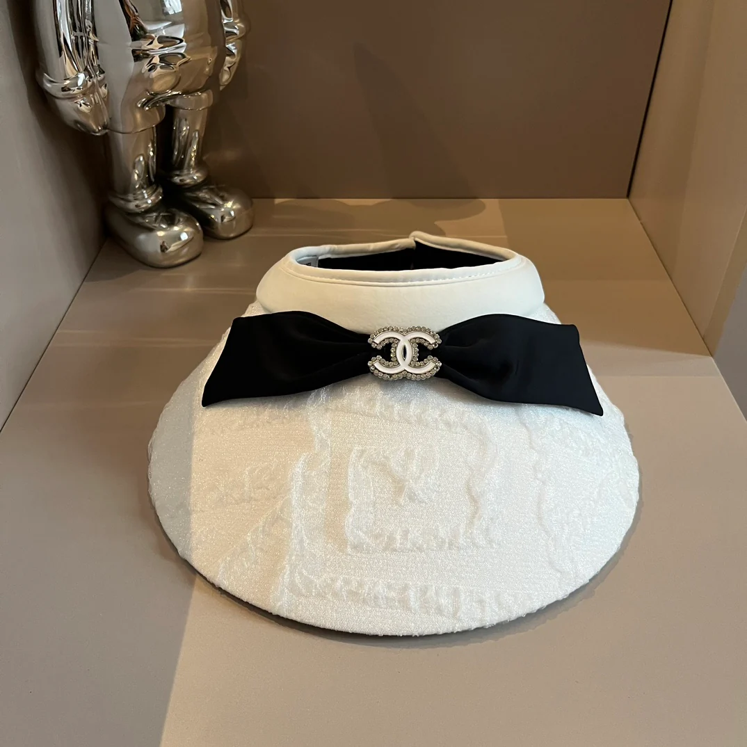 Солнцезащитная шляпа Chanel с кружевом и стразами - белая.