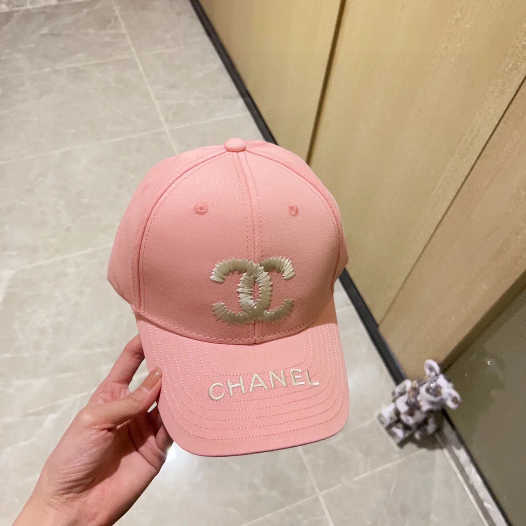 Новая минималистичная бейсболка Chanel 2023 с вышивкой - розовая.