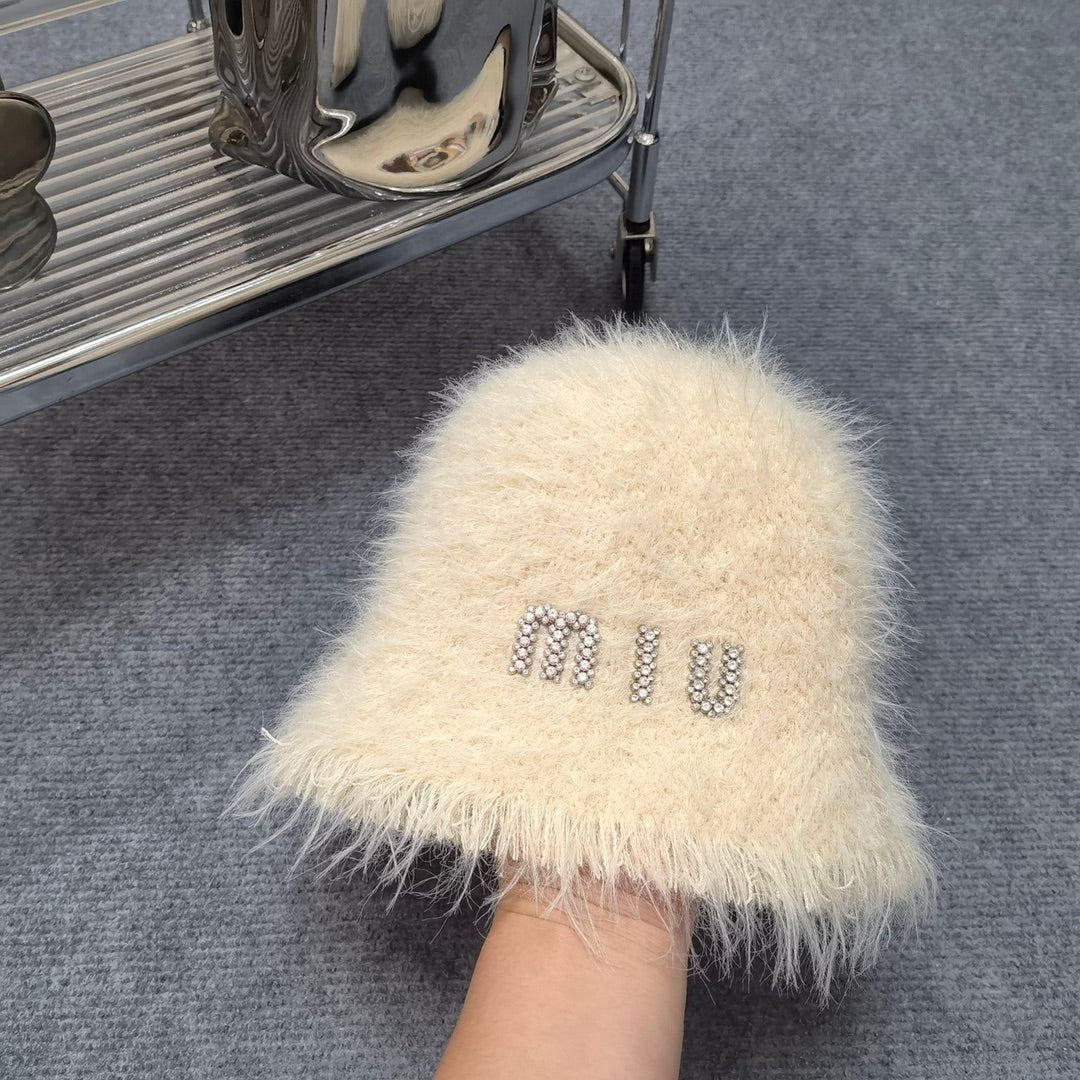 Miu Miu - Популярная осенне-зимняя коллекция: рыбацкая шапка из норки.