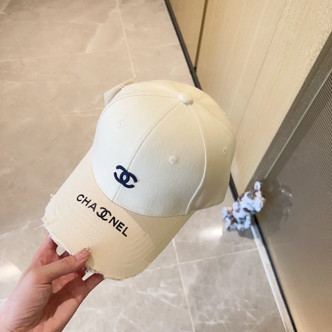 Новая бейсболка Chanel 2023 в стиле бутика с вышивкой - белая.