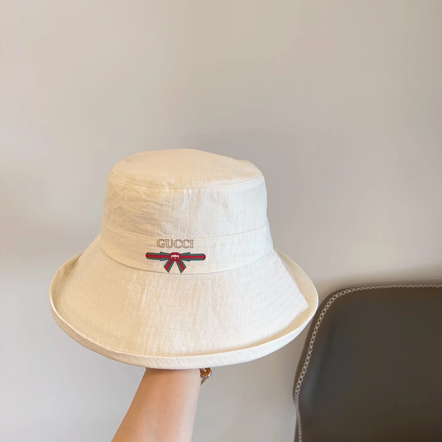Рыбацкая шляпа Gucci с загнутыми полями и складками — белая.