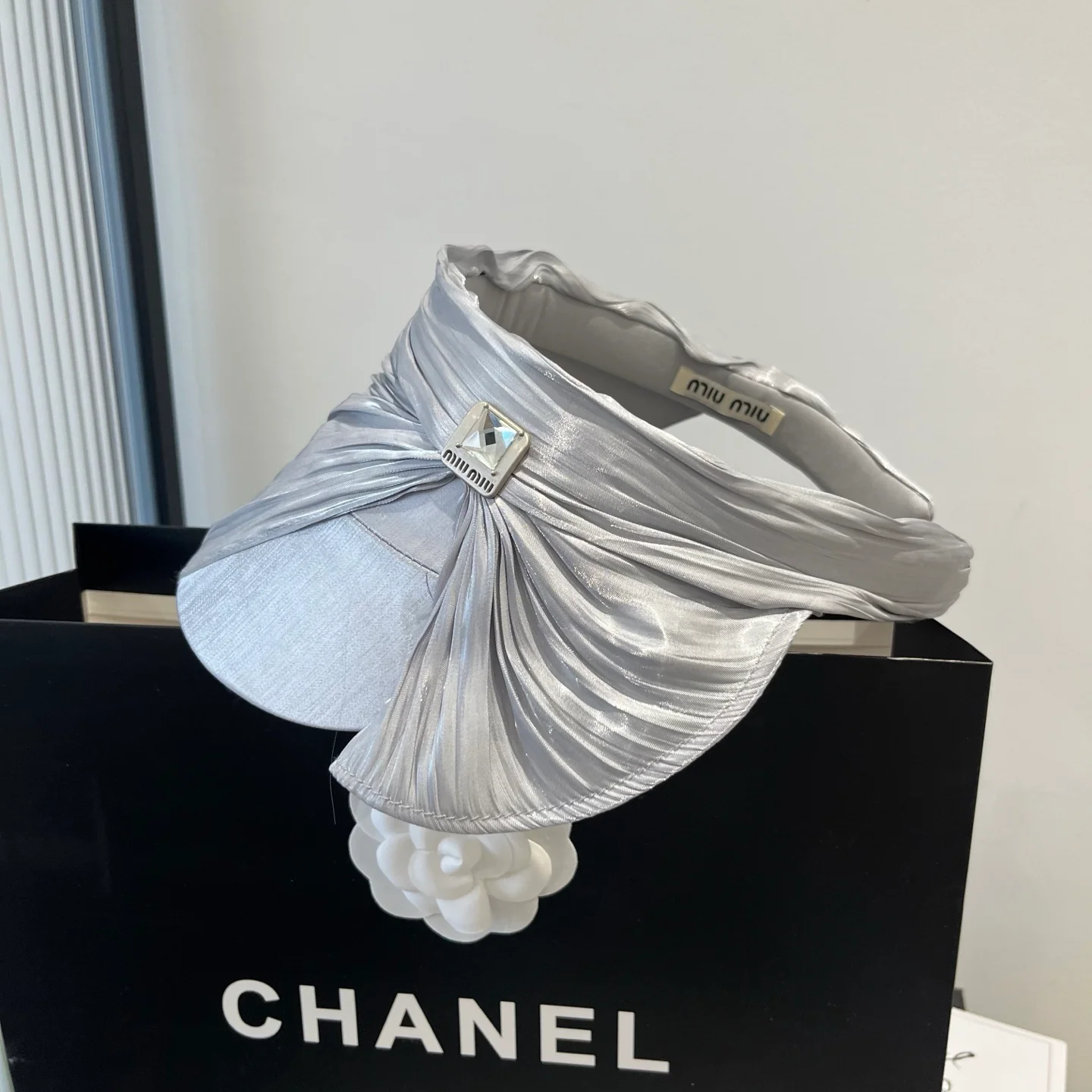 Miu Miu - Солнцезащитная шляпа с атласным бантом - Серебристая