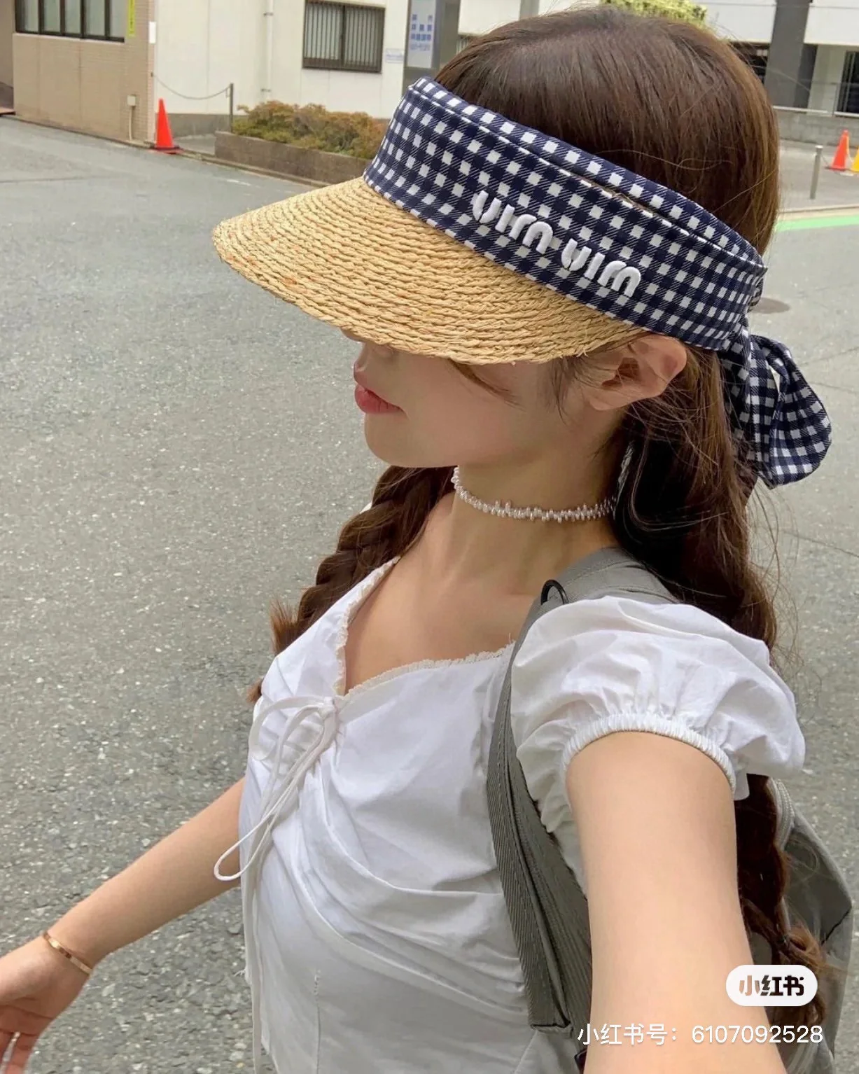 Новая клетчатая шляпа от солнца из рафии Miu Miu весна/лето 2024 — синяя.