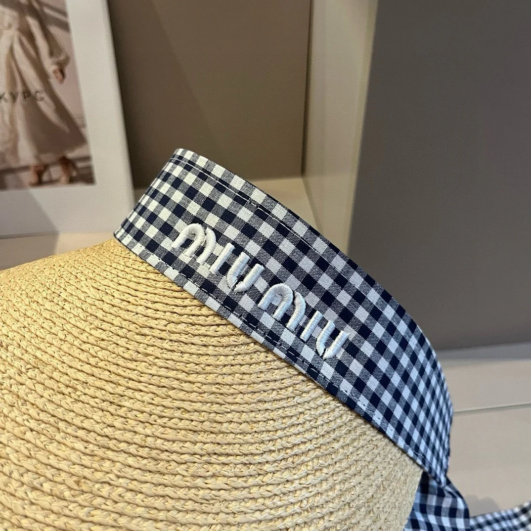 Новая клетчатая шляпа от солнца из рафии Miu Miu весна/лето 2024 — синяя.
