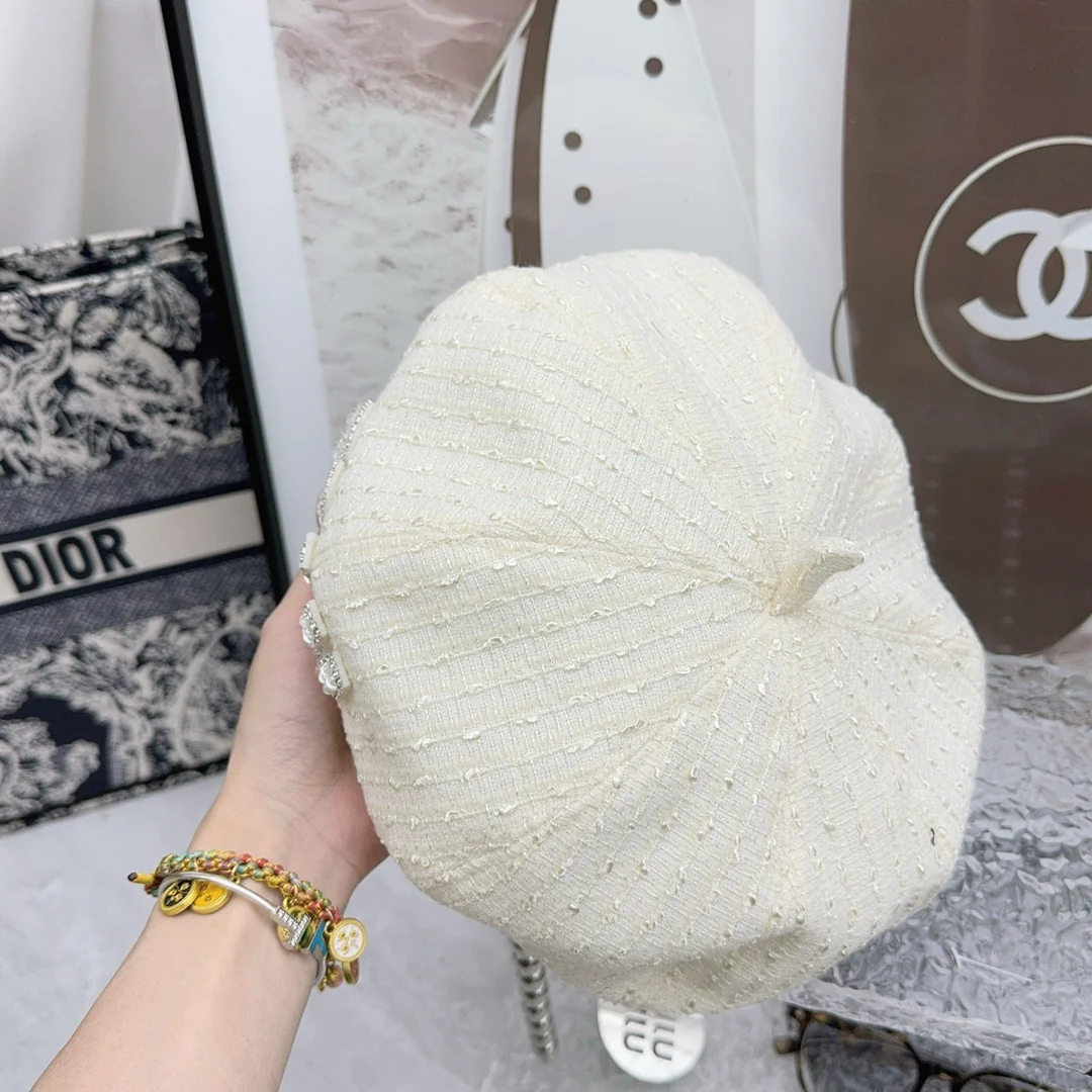 Берет Miu Miu с пайетками - белый