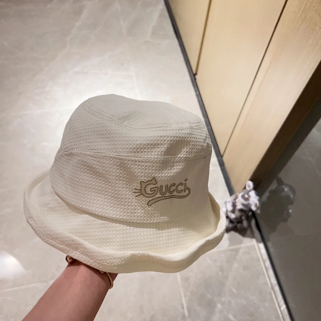 Новая панама Gucci 2023 года с асимметричным низом и откидной крышкой - бежевая.