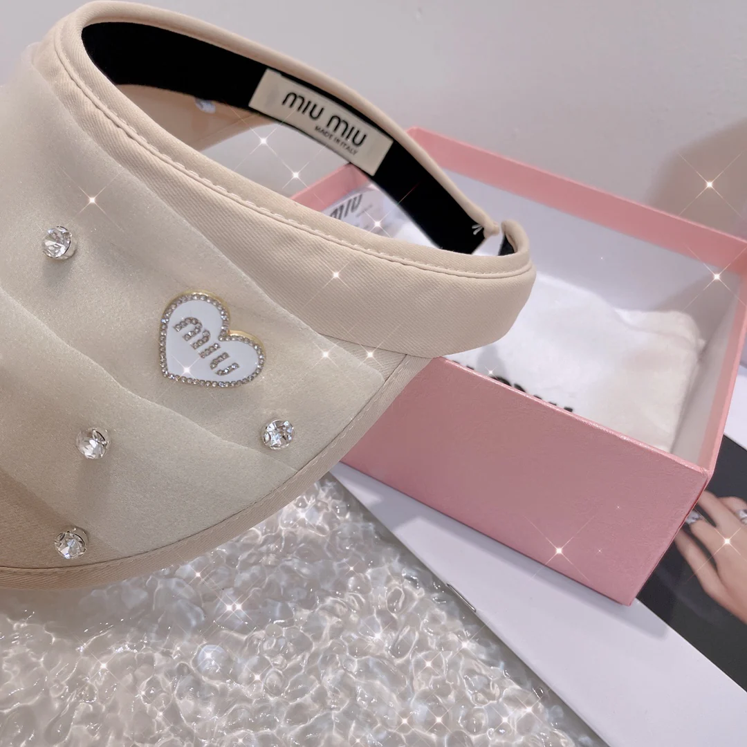 Miu Miu - Новая солнцезащитная шляпа с открытым верхом, украшенная стразами.