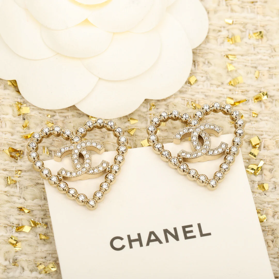 Chanel - Серьги в форме сердца с ажурным узором 