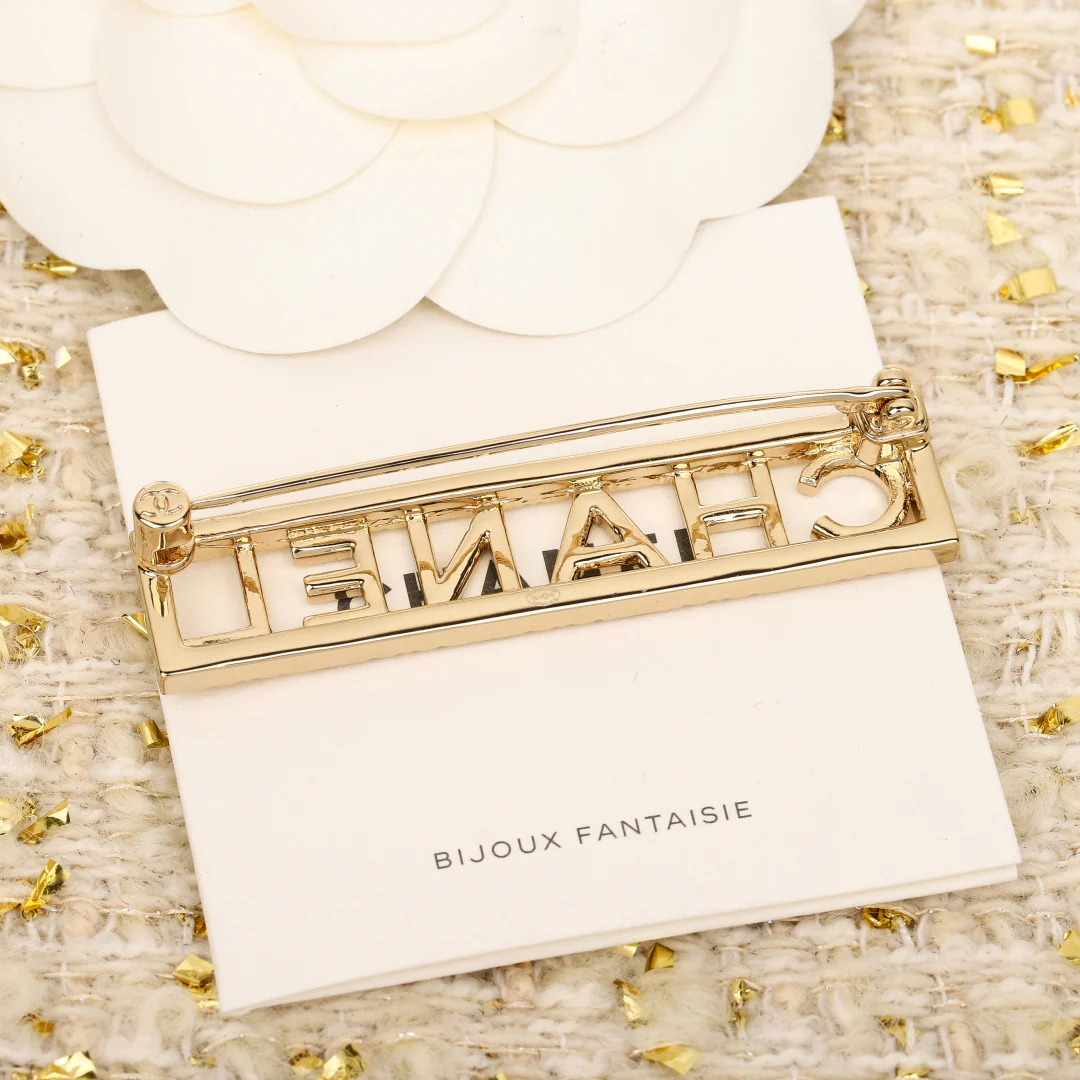 Chanel - квадратная ажурная брошь в виде буквы (25 пенсов)