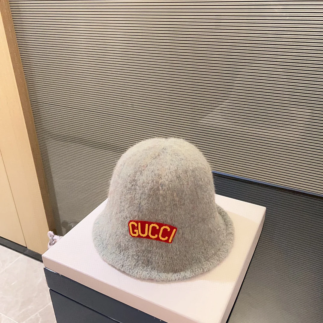 Панама Gucci из кашемира, коллекция осень/зима 2023, серая.