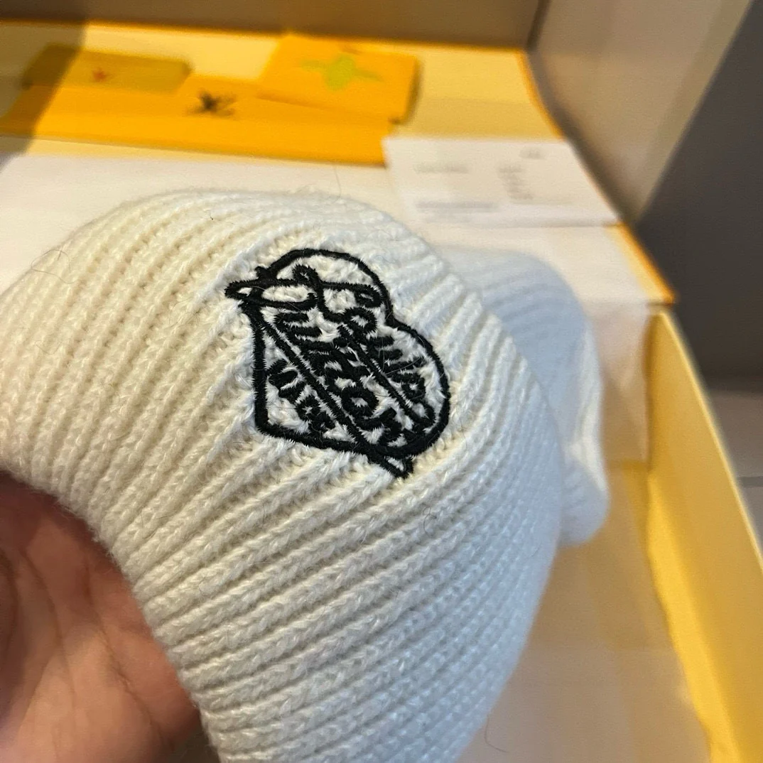 Вязаная шапка LV с вышивкой - белая