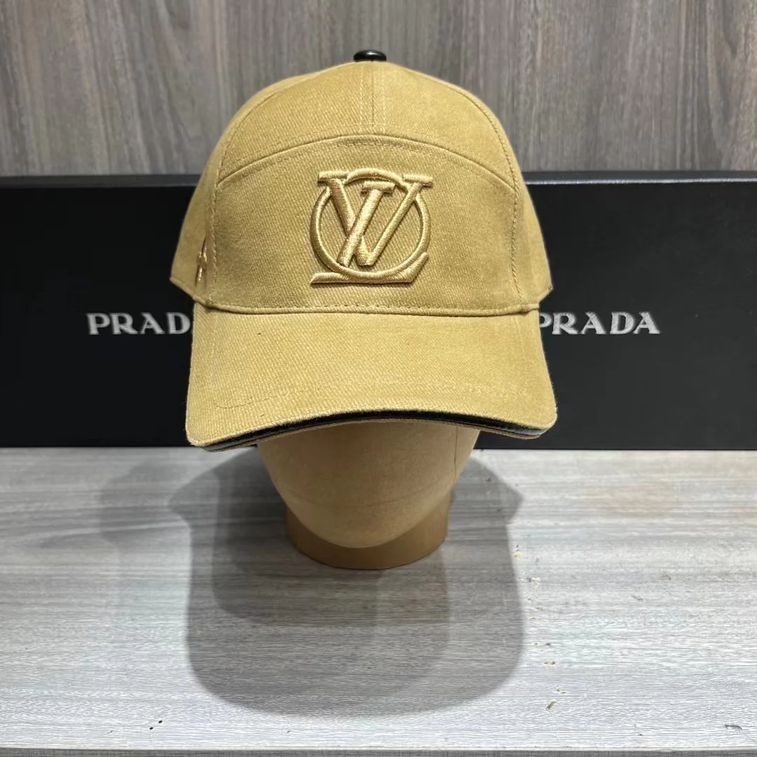 Бейсболка LV с вышивкой - 1