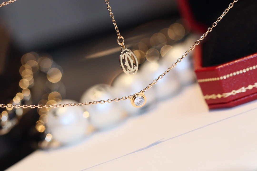 Колье Cartier с 20 бриллиантами из розового золота.