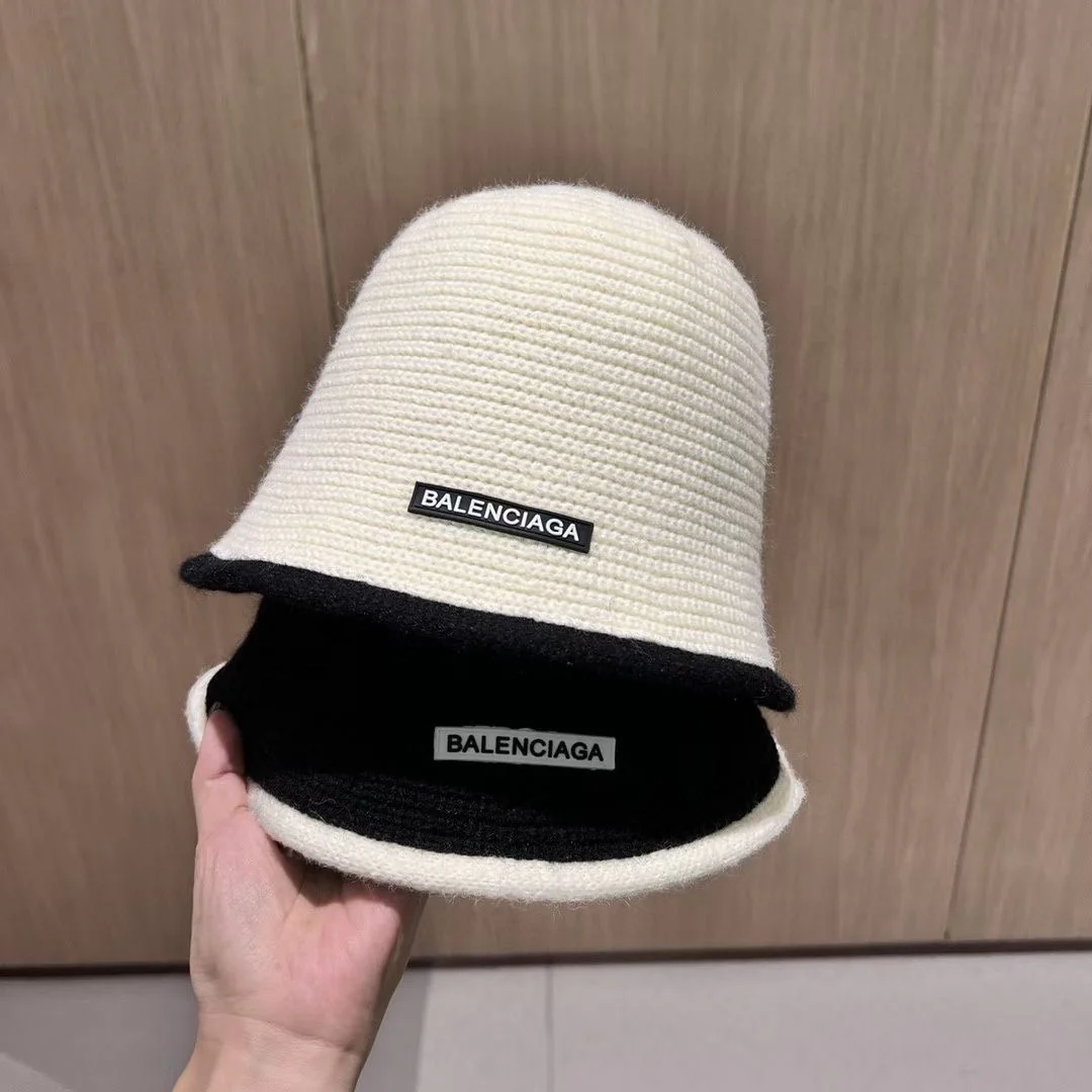 Balenciaga - Вязаная рыбацкая шапка