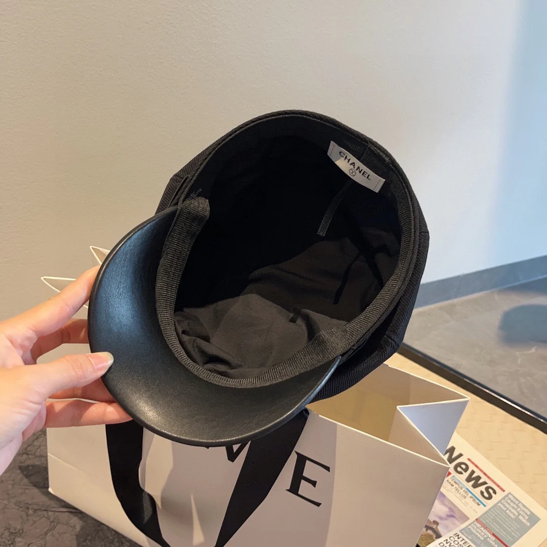 Новая однотонная кепка художника Chanel из осенне-зимней коллекции - черная.