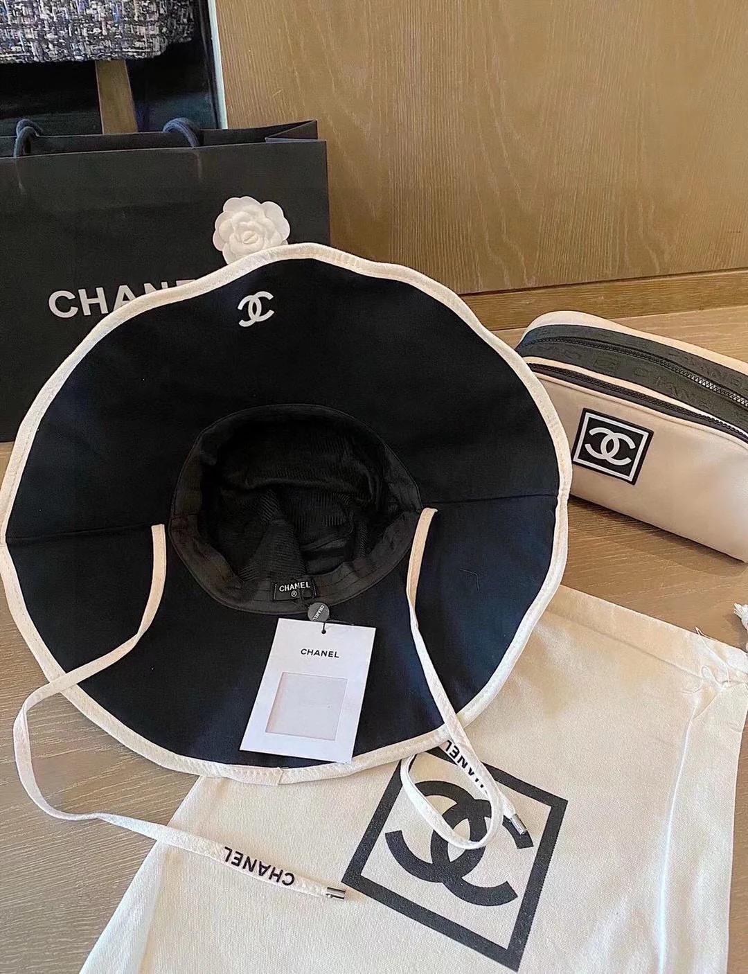 Черная зауженная рыбацкая шляпа Chanel из парусины