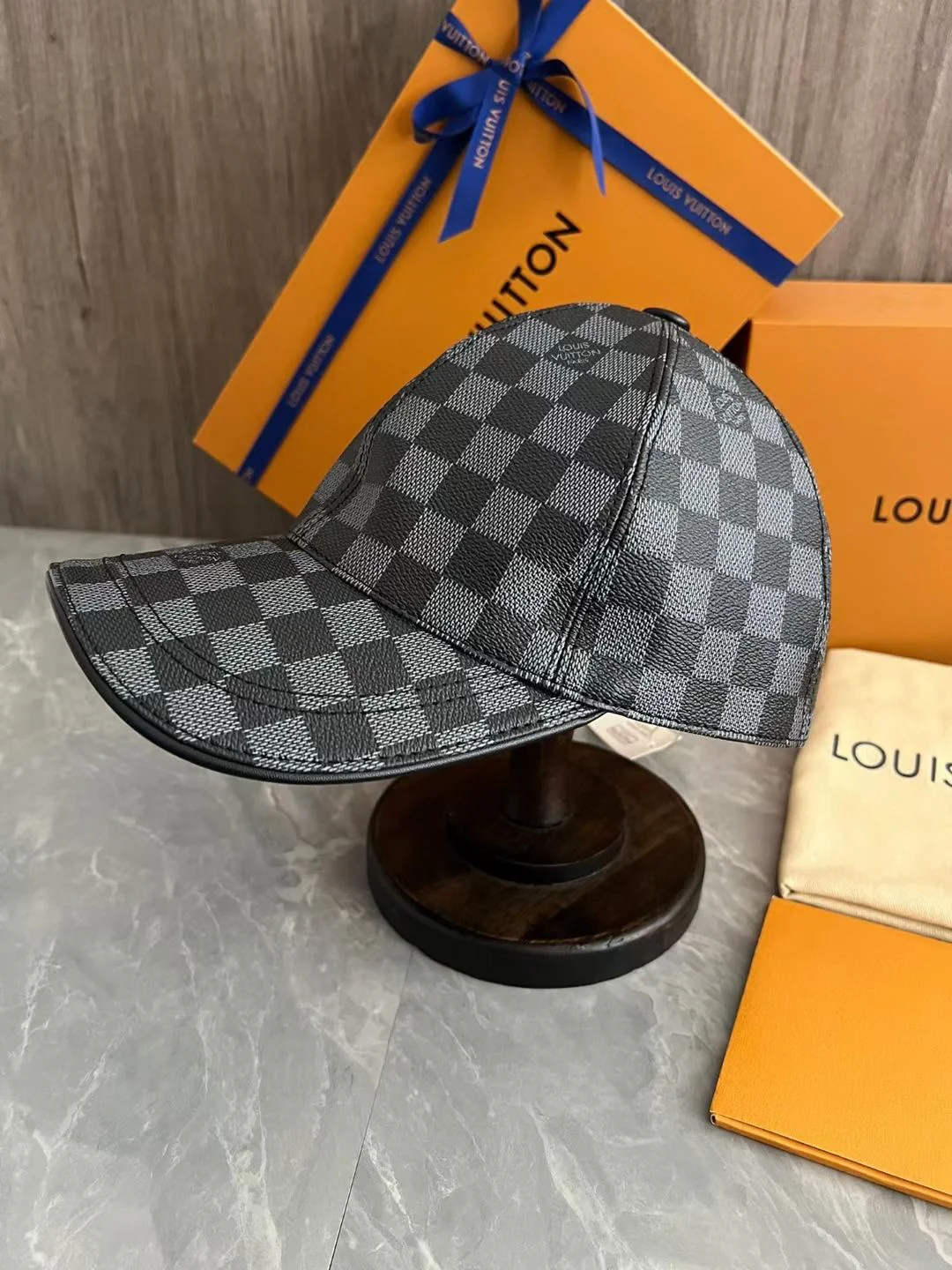 Классическая кожаная бейсболка LV в клетку - черная