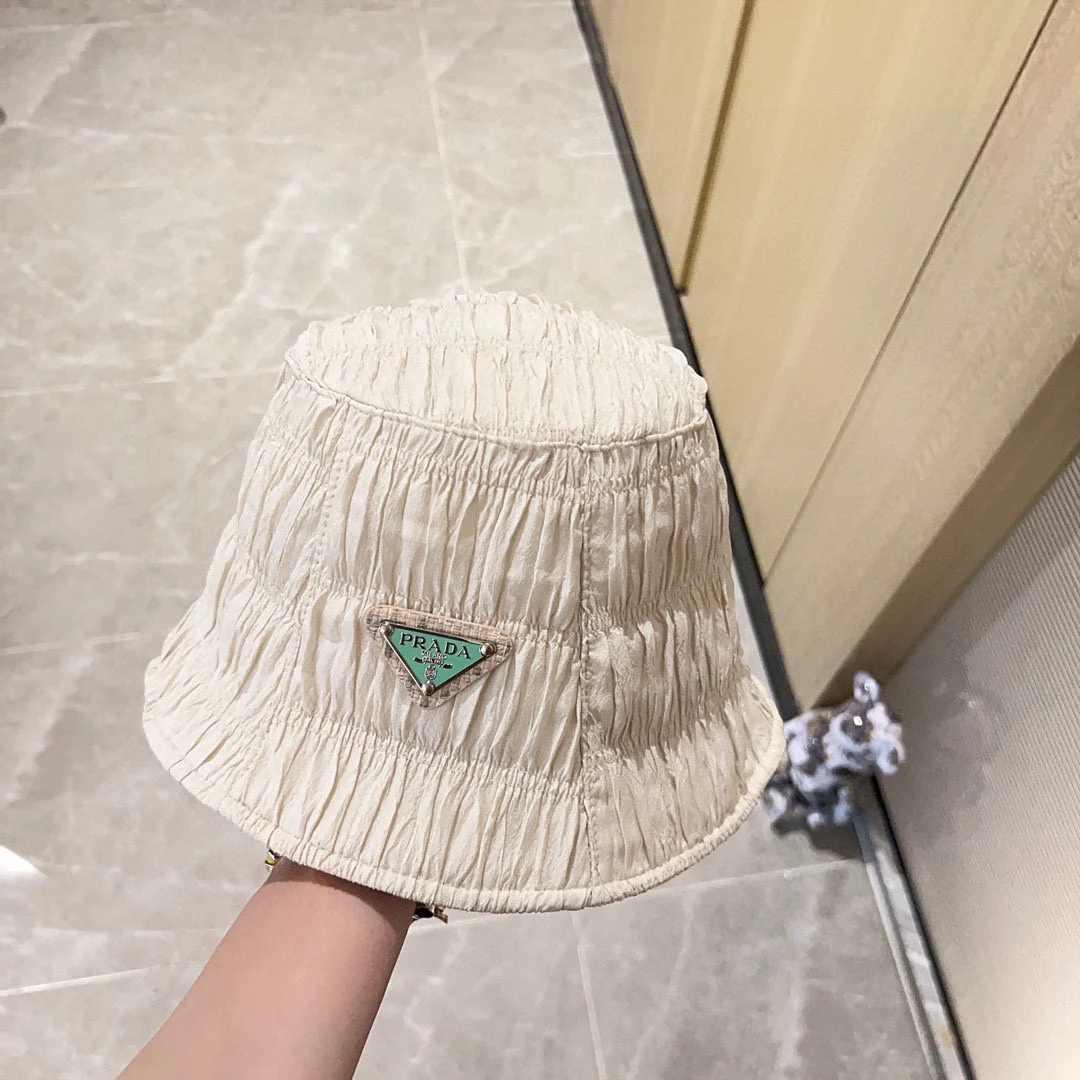 Новая панама Prada 2023 года с эффектом мятой ткани - белая.