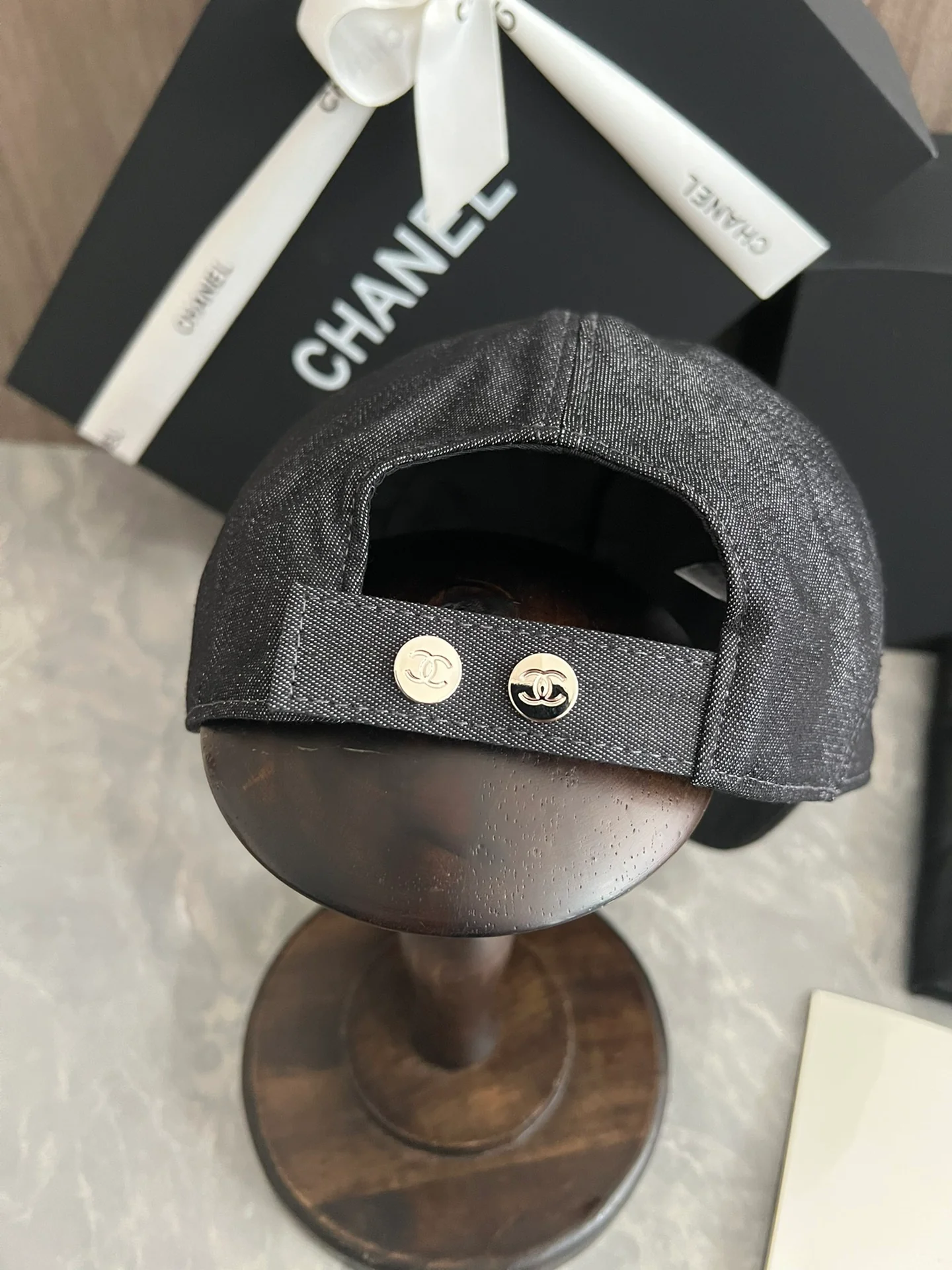 Джинсовая бейсболка Chanel с вышивкой пайетками - серая