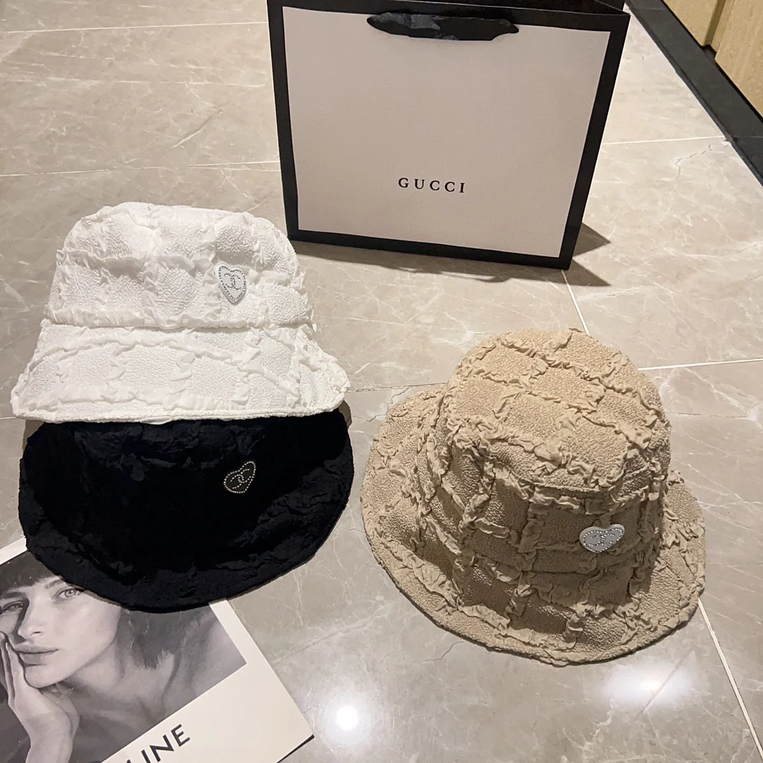 Новинка сезона весна/лето 2023 от Chanel — мятая рыбацкая шляпа.