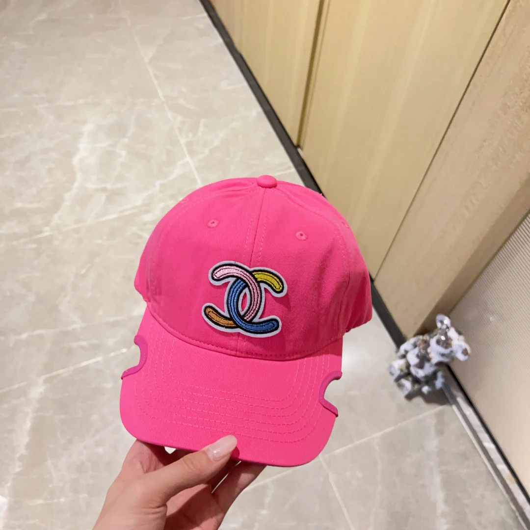 Новинка сезона весна/лето 2023 от Chanel - Бейсболка с неровным козырьком - Розовая