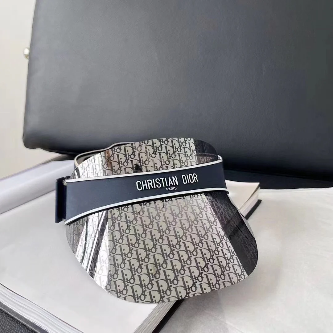 Чрезвычайно популярная солнцезащитная шляпа от Dior, изготовленная из ткани с УФ-защитой.