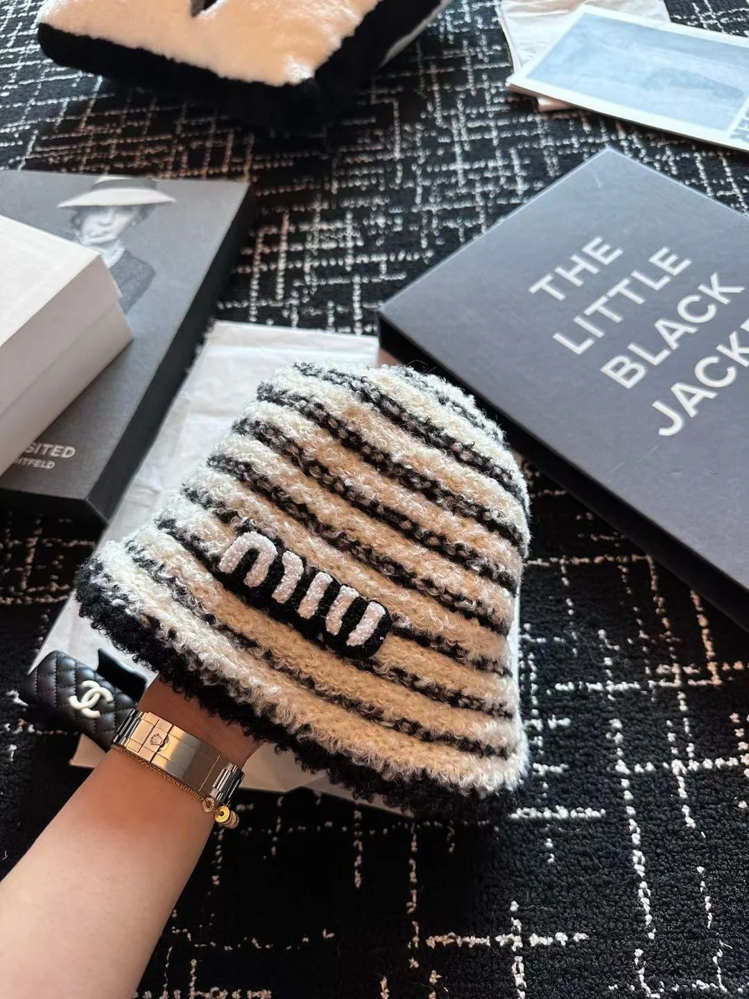 Miu Miu - Полосатая вязаная шапка с мехом, осенне-зимний сезон