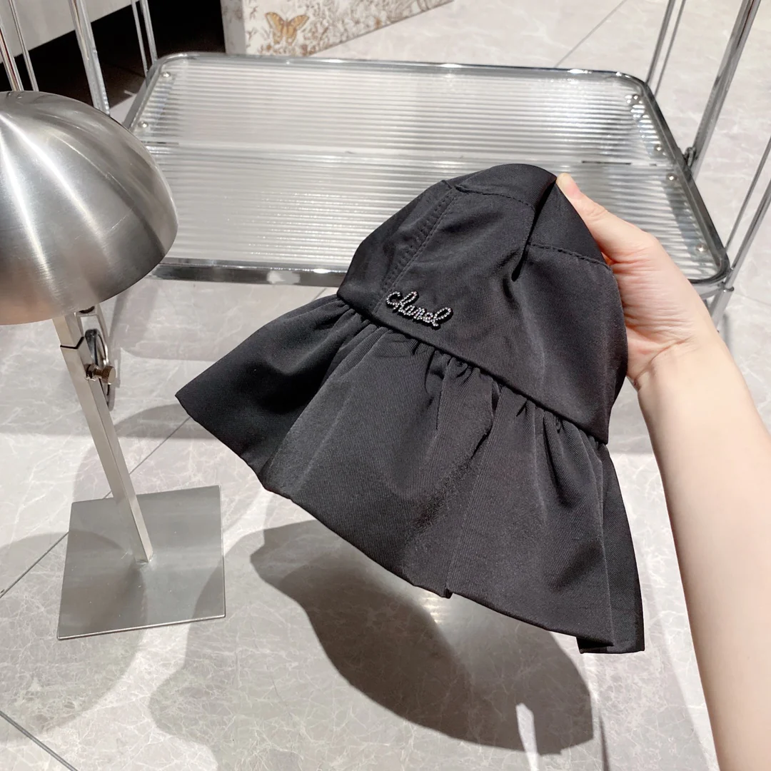 Новинка весенне-осенней коллекции Chanel 2023 — широкополая рыбацкая шляпа.