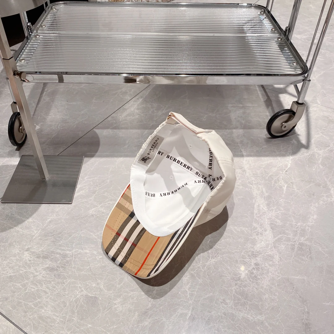 Новинка сезона весна/лето 2023 от Burberry - глянцевая бейсболка TB, белая.