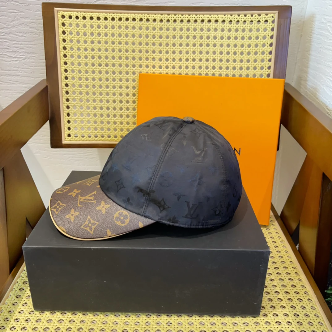 LV - Переиздание бейсболки с монограммой