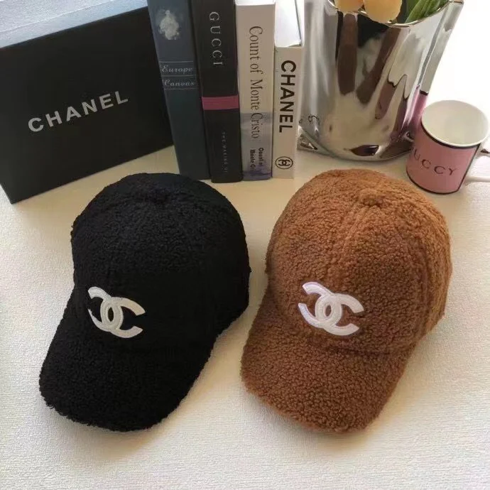 Chanel - Бейсболка с меховой подкладкой - Черная