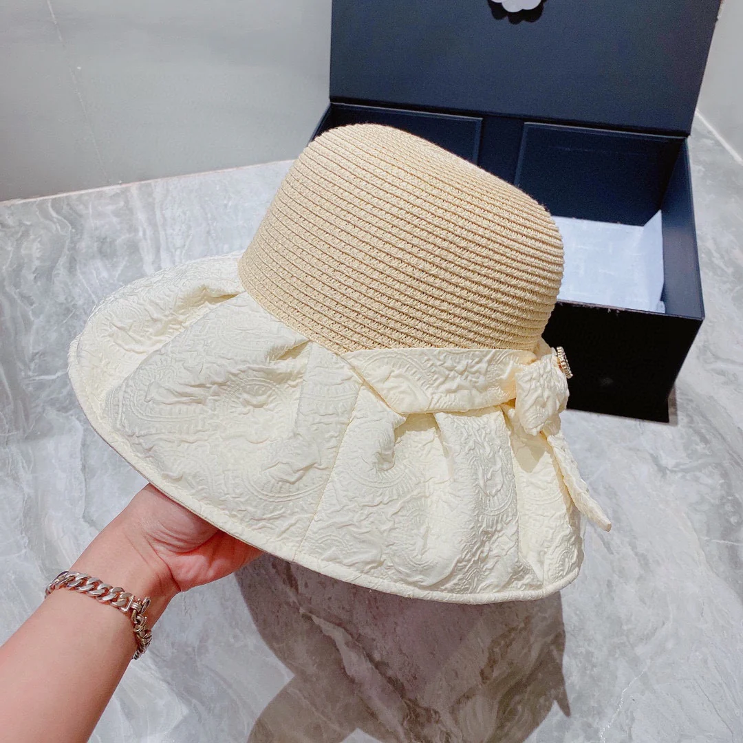 Chanel - Большая соломенная шляпа с бантом в стиле пэчворк