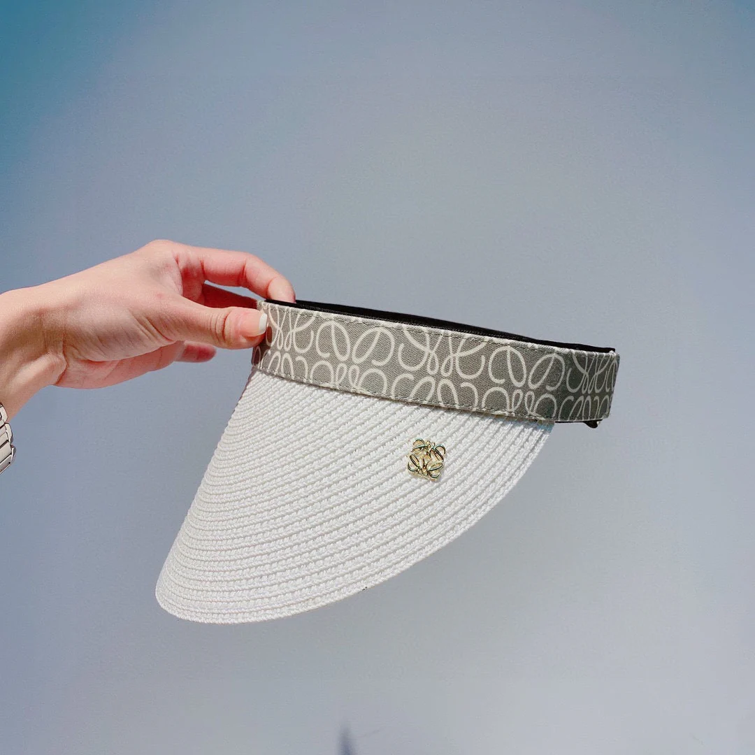 Lolwei - Соломенная шляпа-повязка на голову с монограммой, выполненная в стиле пэчворк, с металлическим ярлыком.